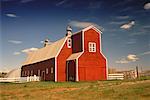 Rouge grange et terres agricoles du Dakota du Nord, USA