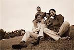 Portrait de famille assis dans le champ