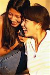 Zwei Frauen mit Telefon im freien lachen