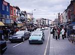 Menschen zu Fuß auf der belebten Straße Camden Town, London, England