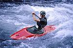 Kayak dans les eaux tumultueuses de l'homme