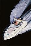 Vue aérienne du Couple en excès de vitesse sur l'eau de bateau