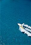 Vue aérienne des excès de vitesse sur l'eau de bateau