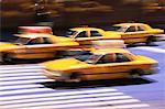 Taxis floues sur la rue New York, New York, USA