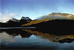 Montagne et réflexion sur le lac de Cradle Mountain, Dove Lake Tasmania, Australie