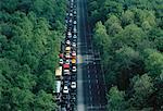 Luftbild von Traffic Jam auf Straße durch Bäume Berlin, Deutschland