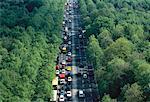 Vue aérienne de la circulation sur la route à travers les arbres, Berlin, Allemagne