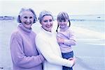 Urgroßmutter, Großmutter und Enkelin am Strand