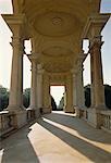 Gehweg mit Säulen und Bögen Schönbrunn Wien, Österreich