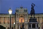 Hofburg-Burg, Statue und Laterne bei Dämmerung-Wien, Österreich