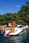 Deux Couples reposantes sur des bateaux près des côtes, Miami, FL, USA