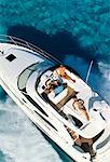 Vue aérienne des gens en bateau, excès de vitesse sur l'eau, Bahamas