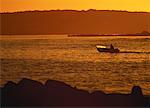 Personne en bateau au coucher du soleil, lacs Swansea, Nouvelle Galles du Sud Australie