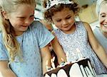 Deux fillettes avec un gâteau d'anniversaire