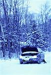 Voiture bloquée au bord de la route en hiver, Ontario, Canada