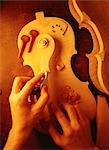 Gros plan de Luthier mains ponçage morceaux pour violon