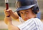 Nahaufnahme eines jungen im Baseball-Helm, hält Bat