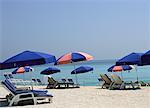 Chaises longues et parasols sur la plage, à Miami Beach, Floride, États-Unis