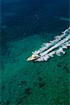 Luftbild von Boot-Beschleunigung auf Wasser, Abaco, Bahamas