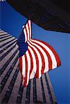 Un drapeau américain et Rockefeller Center, New York, New York, Etats-Unis