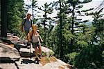 Paar Passwanderung über Felsen Belgrad Seen, Maine, USA