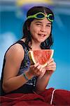 Portrait de jeune fille en maillot de bain manger pastèque