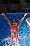 Mädchen in Bademode und springen im Schwimmbad-Brille