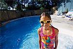 Porträt des Mädchens in Bademode und Brille in der Nähe Schwimmbad