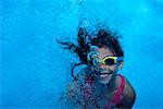 Portrait de jeune fille sous l'eau dans la piscine