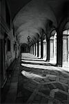 Gewölbte Flur und Spalten im Palazzo Ducale-Venedig, Italien