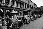 Gens dans la Piazza San Marco, Venise, Italie