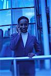 Portrait de femme d'affaires en utilisant le téléphone cellulaire à l'extérieur