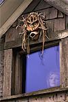 Nahaufnahme des Hauses mit Maske und Modellkopf, Sitka, Alaska, USA