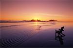 Chaise Adirondack sur la plage au coucher du soleil, Long Beach, île de Vancouver, en Colombie-Britannique, Canada