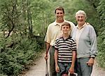 Portrait de grand-père, père et fils avec lacs de Belgrade pour le matériel de pêche, Maine, États-Unis