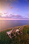 Chaises longues près de la rive au lever du soleil du golfe du Saint-Laurent, Cap Tryon Prince Edward Island, Canada