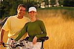 Portrait de Couple sur les vélos dans le champ, lacs de Belgrade, Maine, États-Unis