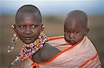 Masai mère portant l'enfant sur le dos, Kenya, Afrique