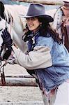 Porträt der Frau mit Cowboy-Hut, streicheln Pferd