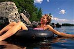 Frau entspannende im Innenrohr auf See, Belgrad Seen, Maine, USA