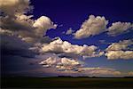 Nuages dans le ciel de la Saskatchewan, champ