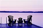 Stühle am Dock an Sunrise Bala, Ontario, Kanada