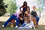 Portrait de groupe d'enfants avec Soapbox de voiture à l'extérieur