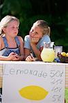 Zwei Mädchen am Lemonade Stand