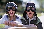 Portrait de garçon et fille, portez des lunettes, assis dans la voiture de Soapbox