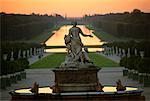 Statue et fontaine au coucher du soleil Versailles, France