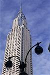 Regardant vers le haut lampadaire et du Chrysler Building, New York, New York, USA