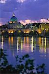 Basilique Saint-Pierre et le fleuve Tevere au crépuscule, cité du Vatican, Rome, Italie