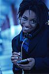 Portrait de femme d'affaires à l'aide de téléphones payants et organiseur électronique dans le Terminal
