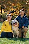 Portrait de deux garçons en champ avec chien en automne
